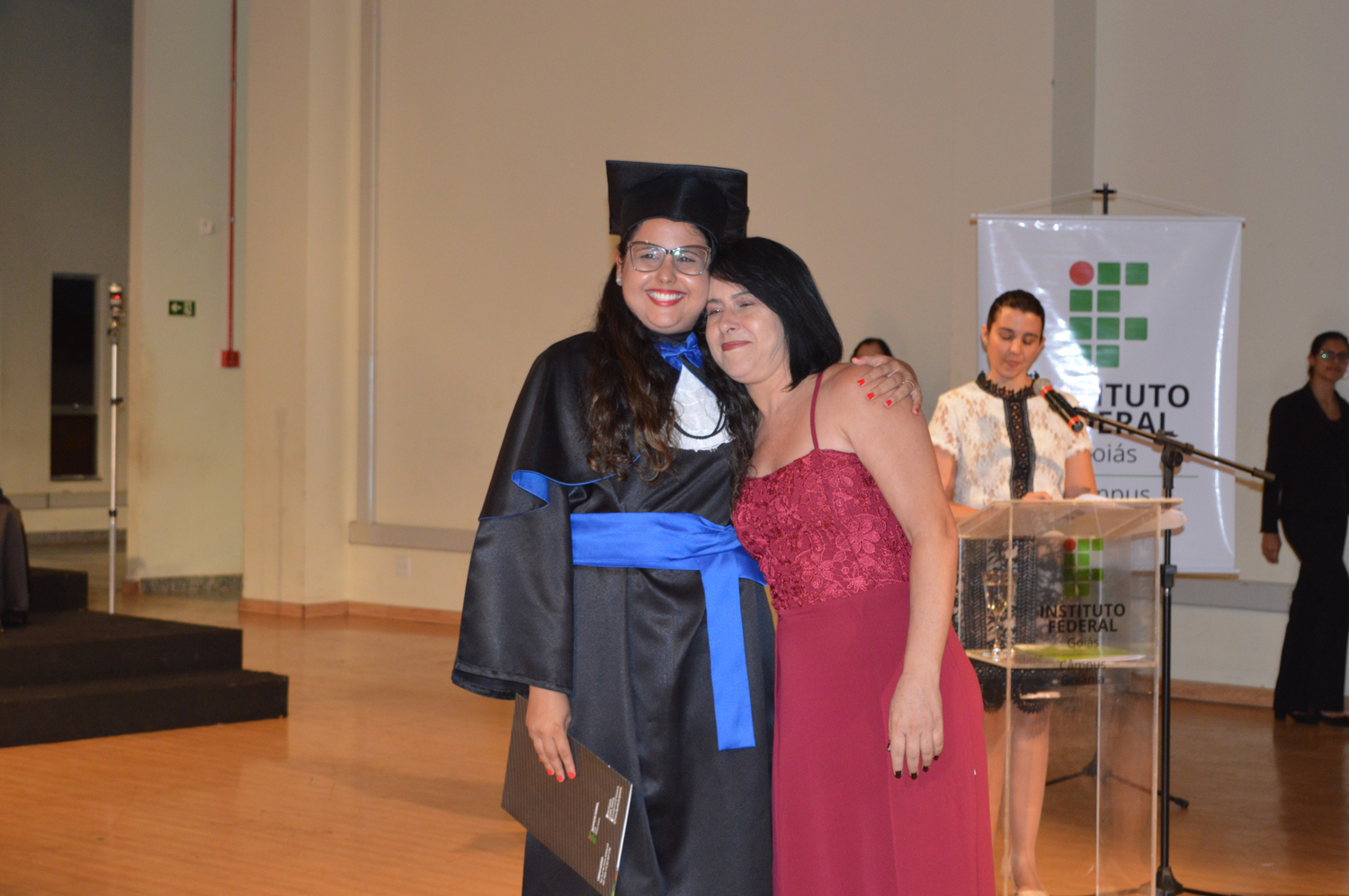 A servidora e formanda no curso de Bacharelado em Sistemas de Informação, Danielle Almeida, recebeu o diploma da mãe, Ivanilda Gomes